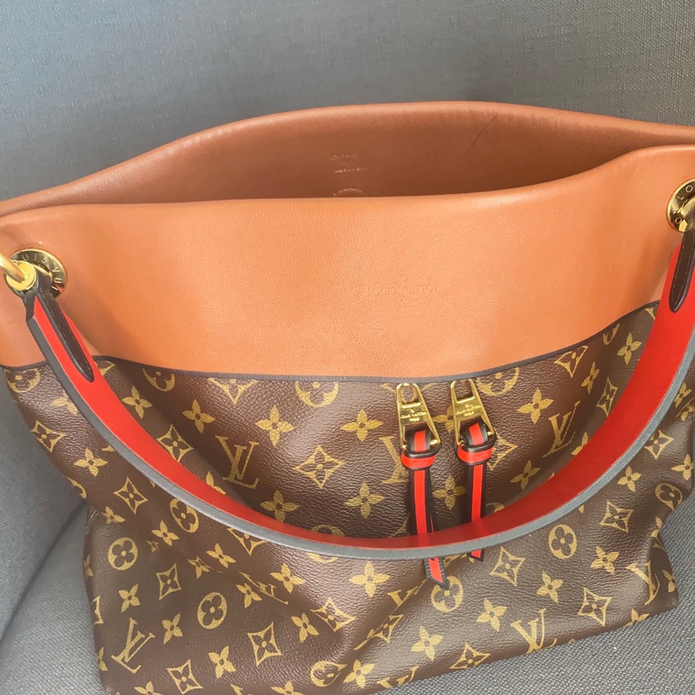 LV set that is absolutely stunning!  Barely worn!
